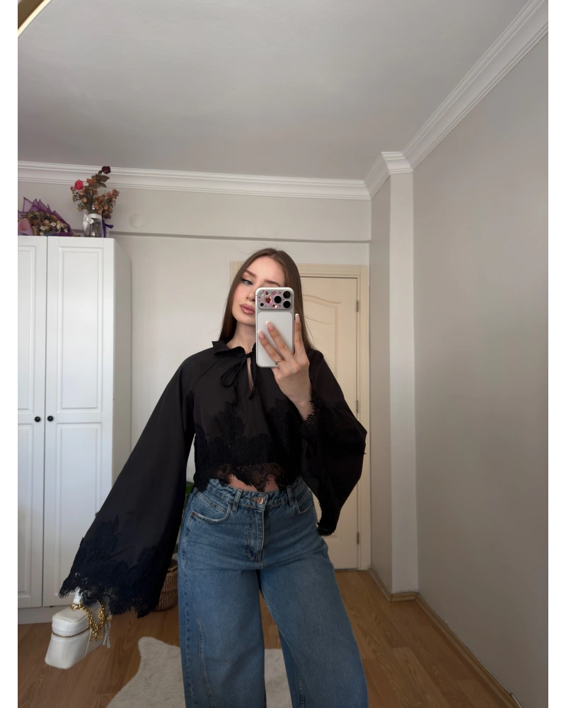 Dantel Detaylı Siyah Poplin Crop Bluz
