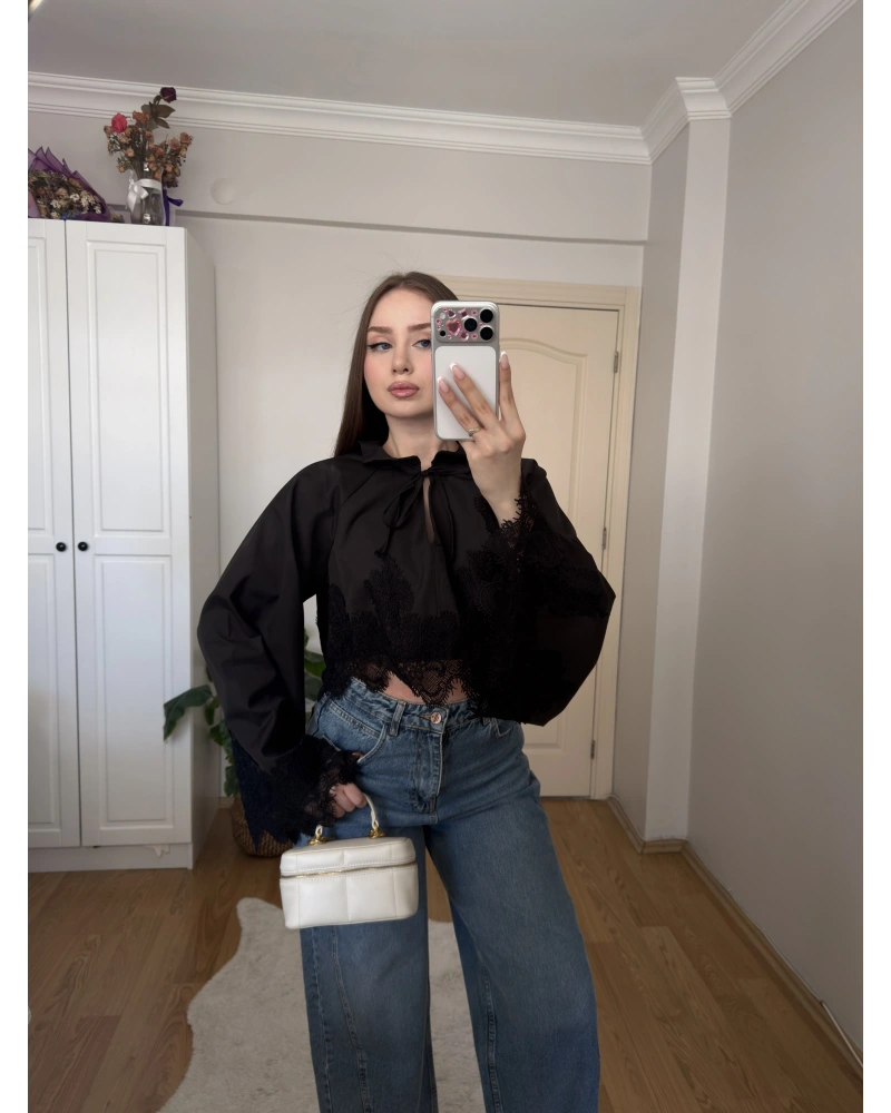 Dantel Detaylı Siyah Poplin Crop Bluz