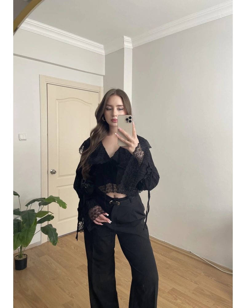 Dantelli Fırfır Detaylı Siyah Bluz