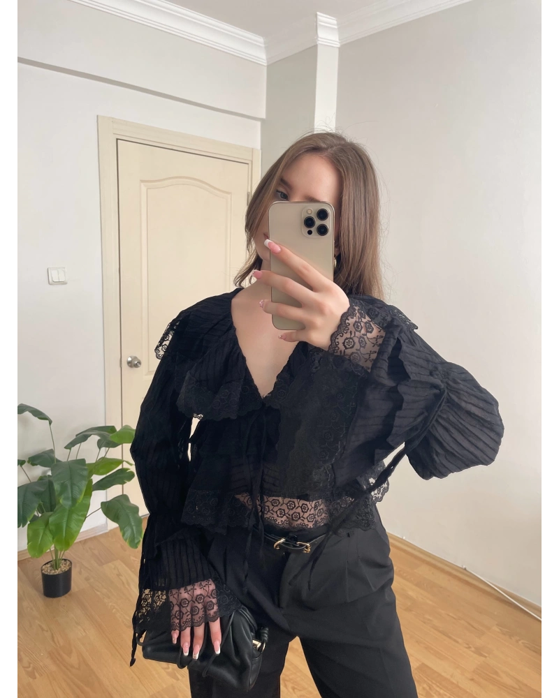 Dantelli Fırfır Detaylı Siyah Bluz