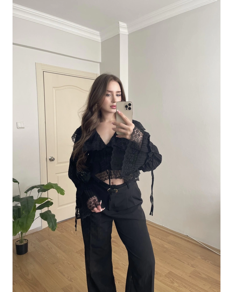 Dantelli Fırfır Detaylı Siyah Bluz
