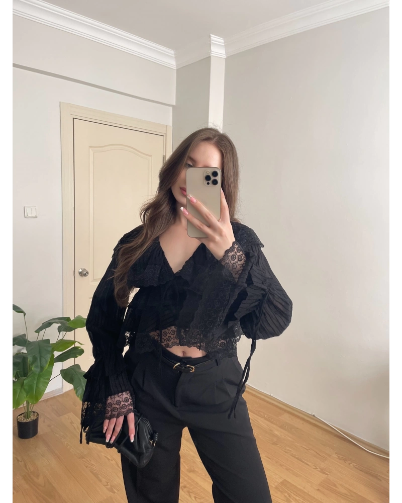 Dantelli Fırfır Detaylı Siyah Bluz