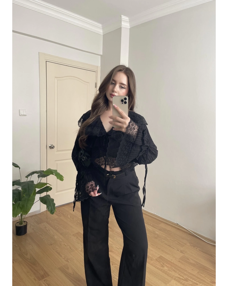 Dantelli Fırfır Detaylı Siyah Bluz