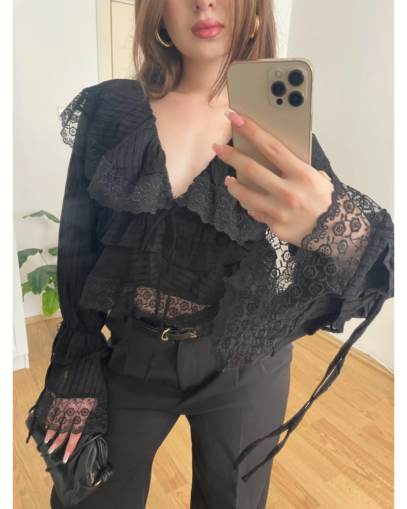 Dantelli Fırfır Detaylı Siyah Bluz
