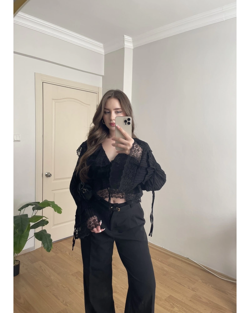 Dantelli Fırfır Detaylı Siyah Bluz