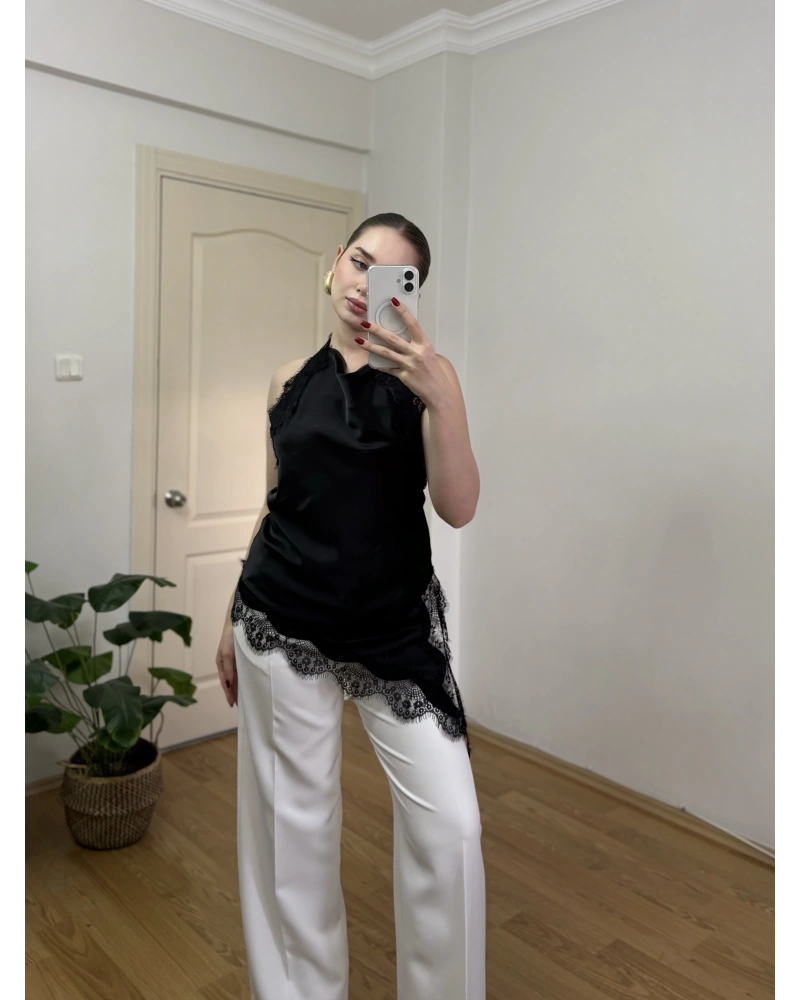 Dantelli Yırtmaç Detaylı Siyah Saten Bluz