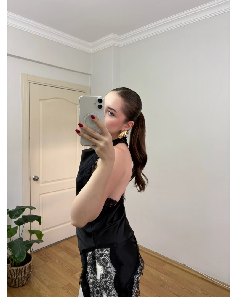 Dantelli Yırtmaç Detaylı Siyah Saten Bluz