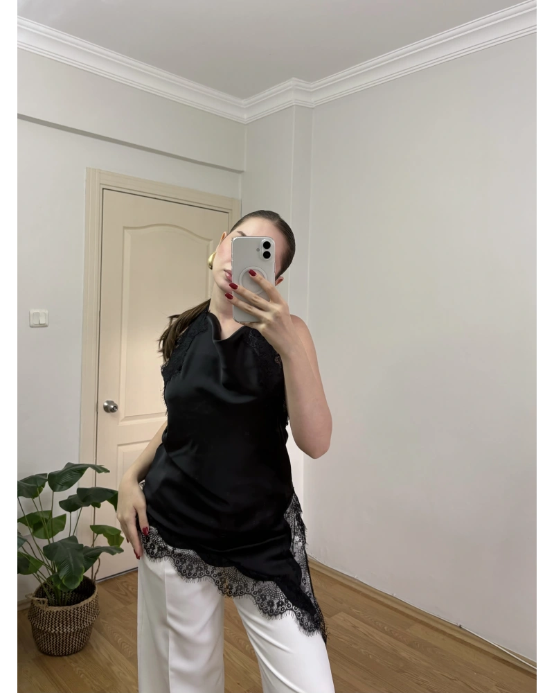 Dantelli Yırtmaç Detaylı Siyah Saten Bluz