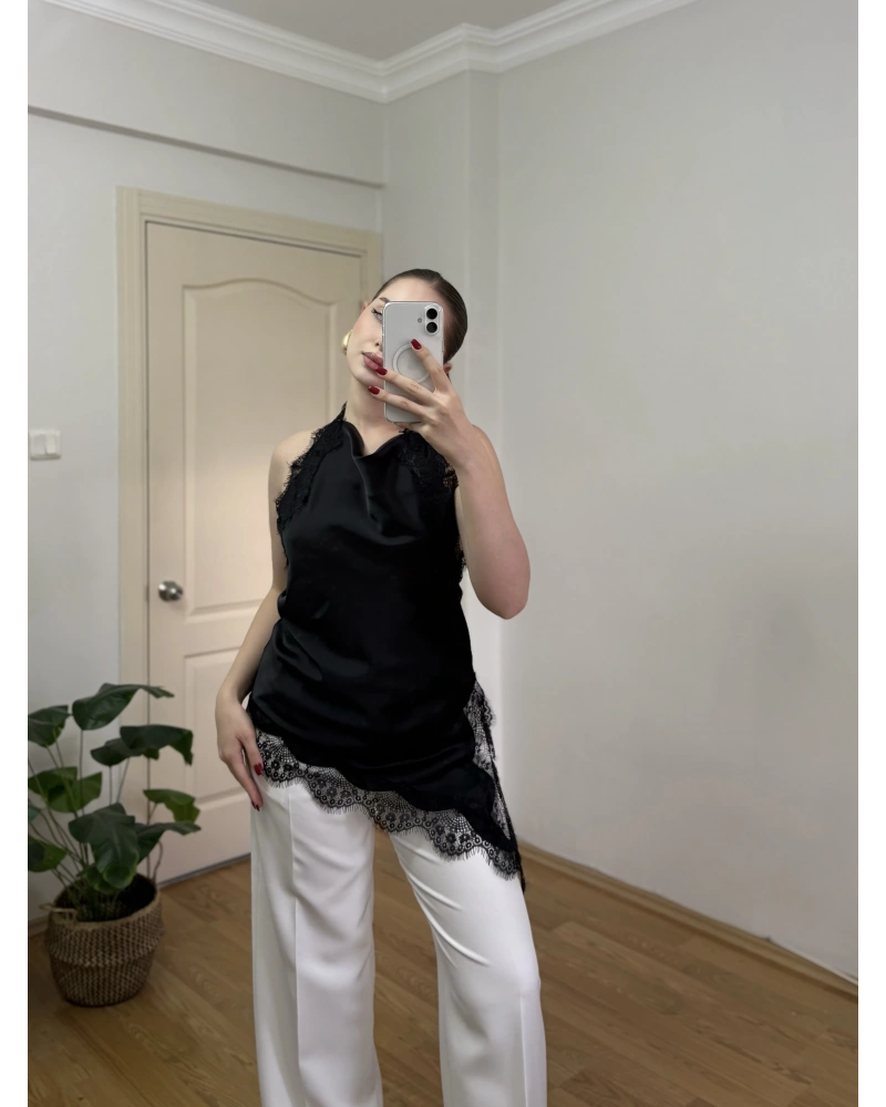 Dantelli Yırtmaç Detaylı Siyah Saten Bluz