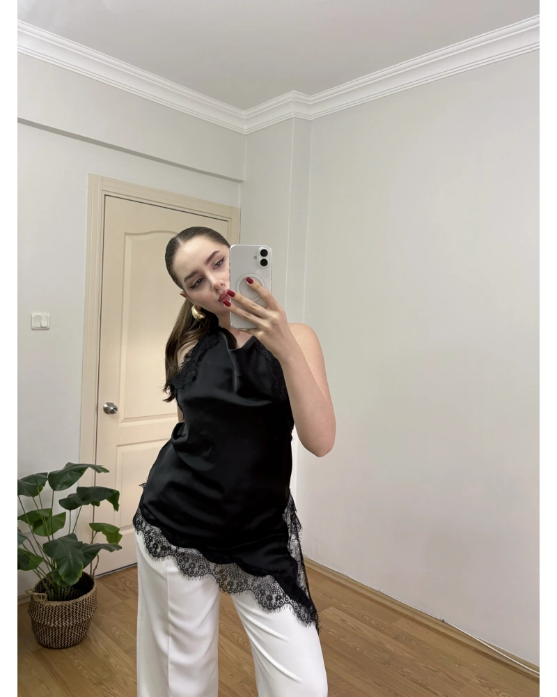 Dantelli Yırtmaç Detaylı Siyah Saten Bluz