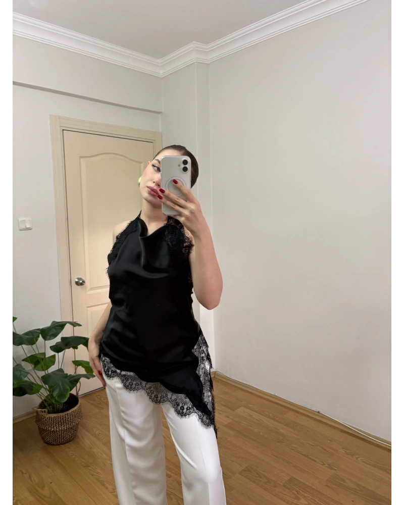 Dantelli Yırtmaç Detaylı Siyah Saten Bluz