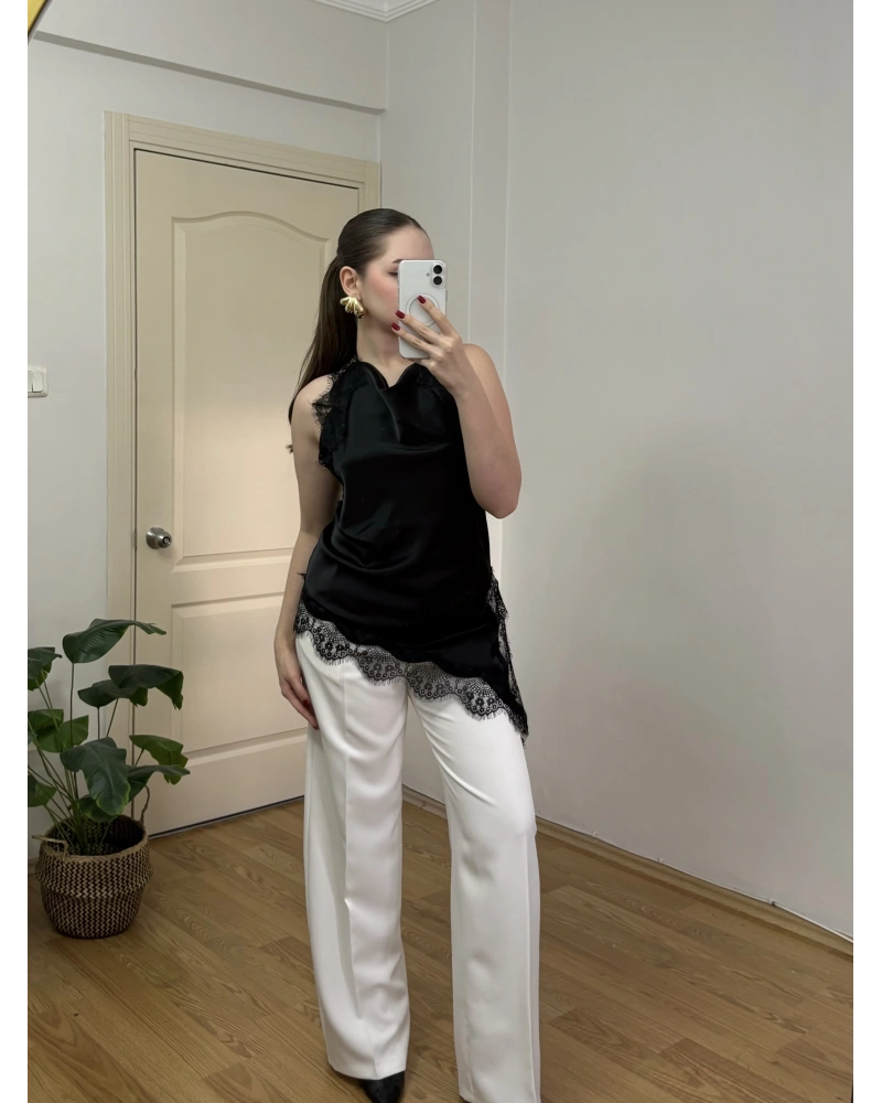 Dantelli Yırtmaç Detaylı Siyah Saten Bluz