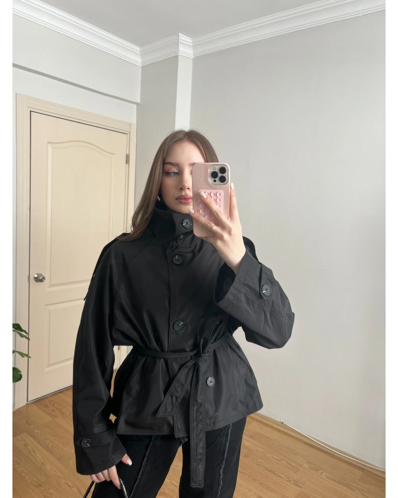 Dik Yaka Kuşaklı Siyah Kısa Trençkot