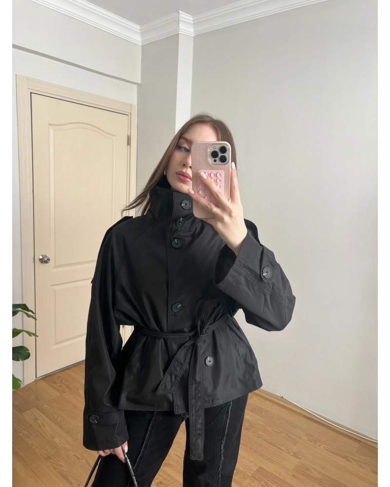 Dik Yaka Kuşaklı Siyah Kısa Trençkot