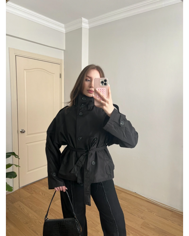 Dik Yaka Kuşaklı Siyah Kısa Trençkot