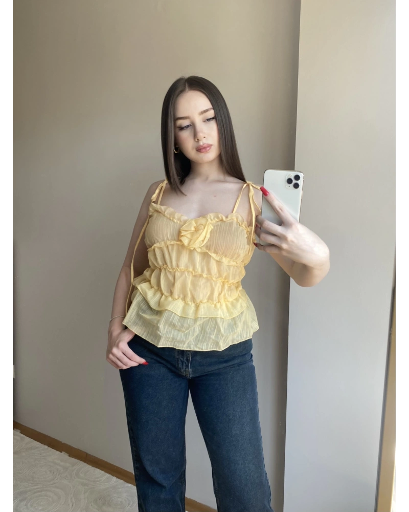 Fırfırlı Gül Detaylı Sarı Askılı Bluz
