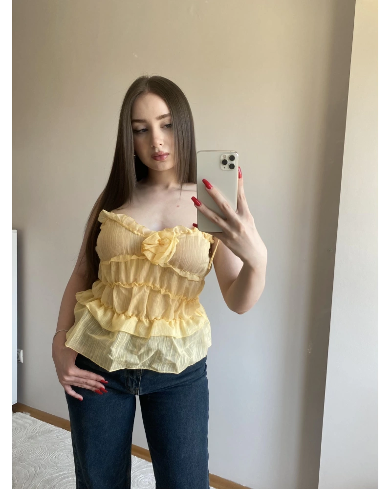 Fırfırlı Gül Detaylı Sarı Askılı Bluz