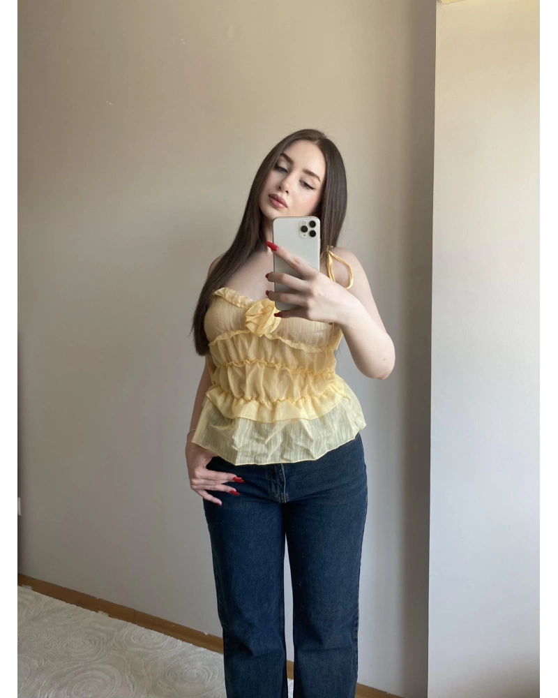 Fırfırlı Gül Detaylı Sarı Askılı Bluz