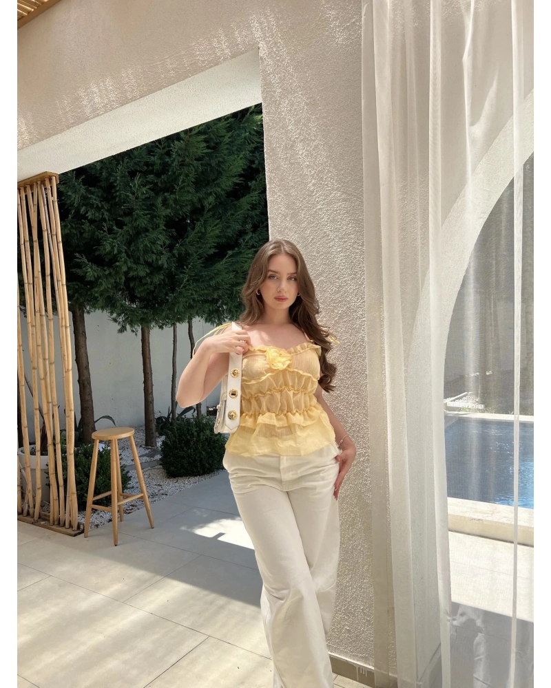 Fırfırlı Gül Detaylı Sarı Askılı Bluz