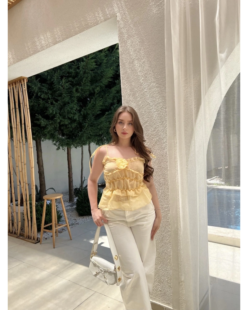 Fırfırlı Gül Detaylı Sarı Askılı Bluz