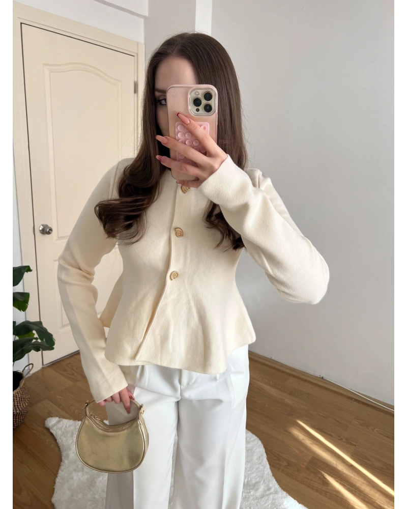 Gold Düğmeli Volan Kesim Ekru Hırka