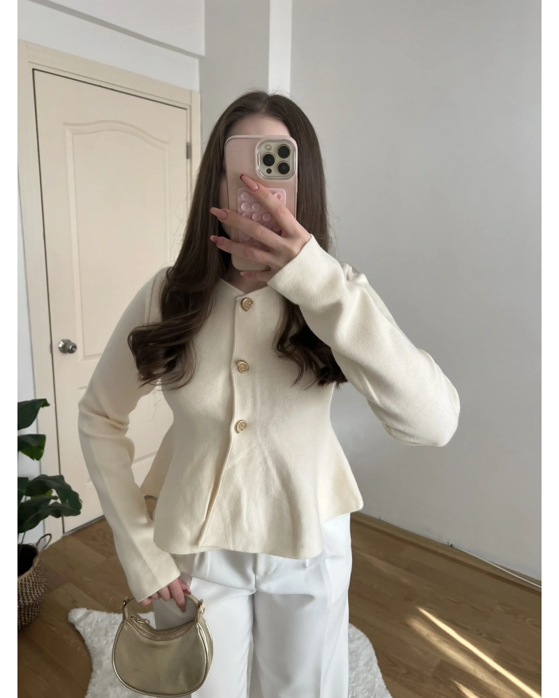 Gold Düğmeli Volan Kesim Ekru Hırka