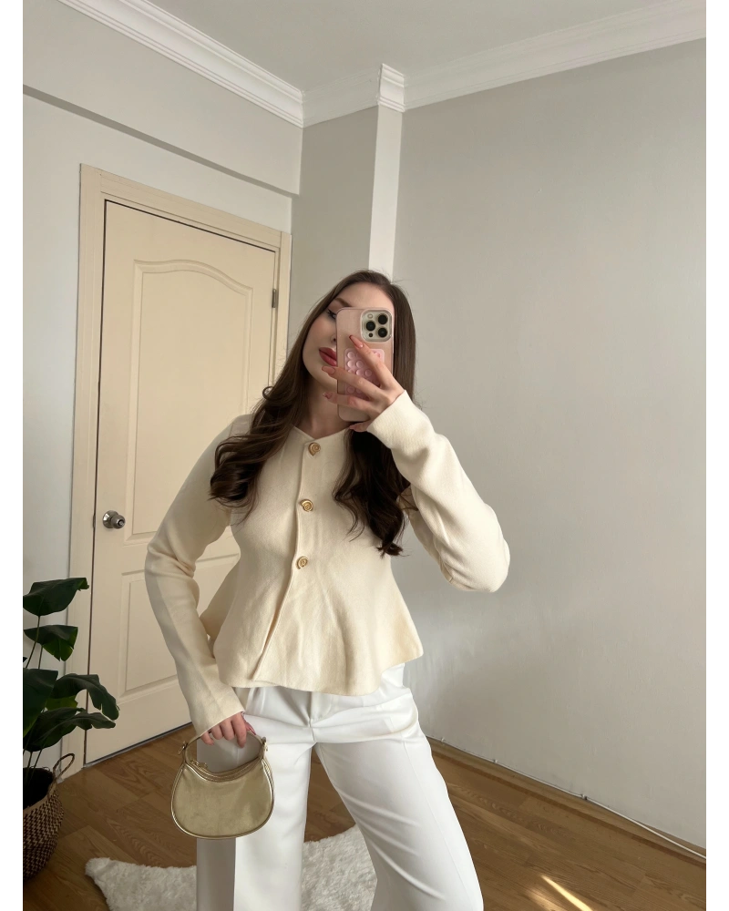 Gold Düğmeli Volan Kesim Ekru Hırka