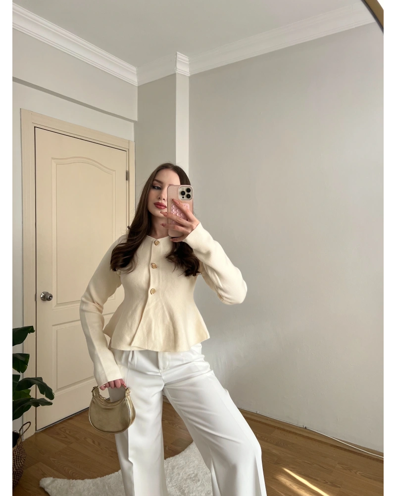 Gold Düğmeli Volan Kesim Ekru Hırka