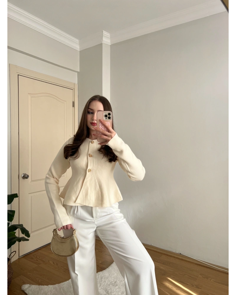 Gold Düğmeli Volan Kesim Ekru Hırka