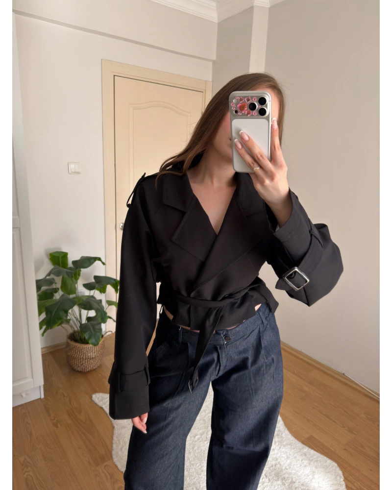 Kesik Detaylı Kısa Siyah Trençkot