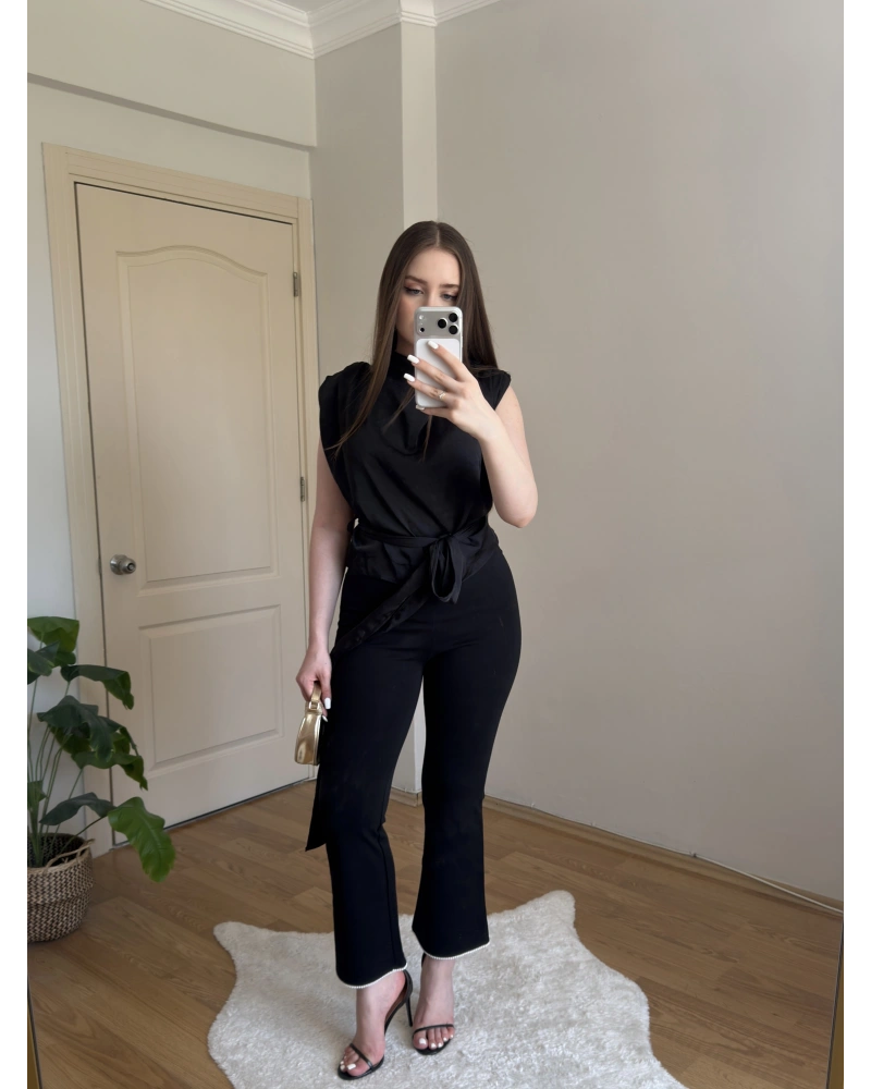 Kuşak Detaylı Vatkalı Kolsuz Siyah Saten Bluz