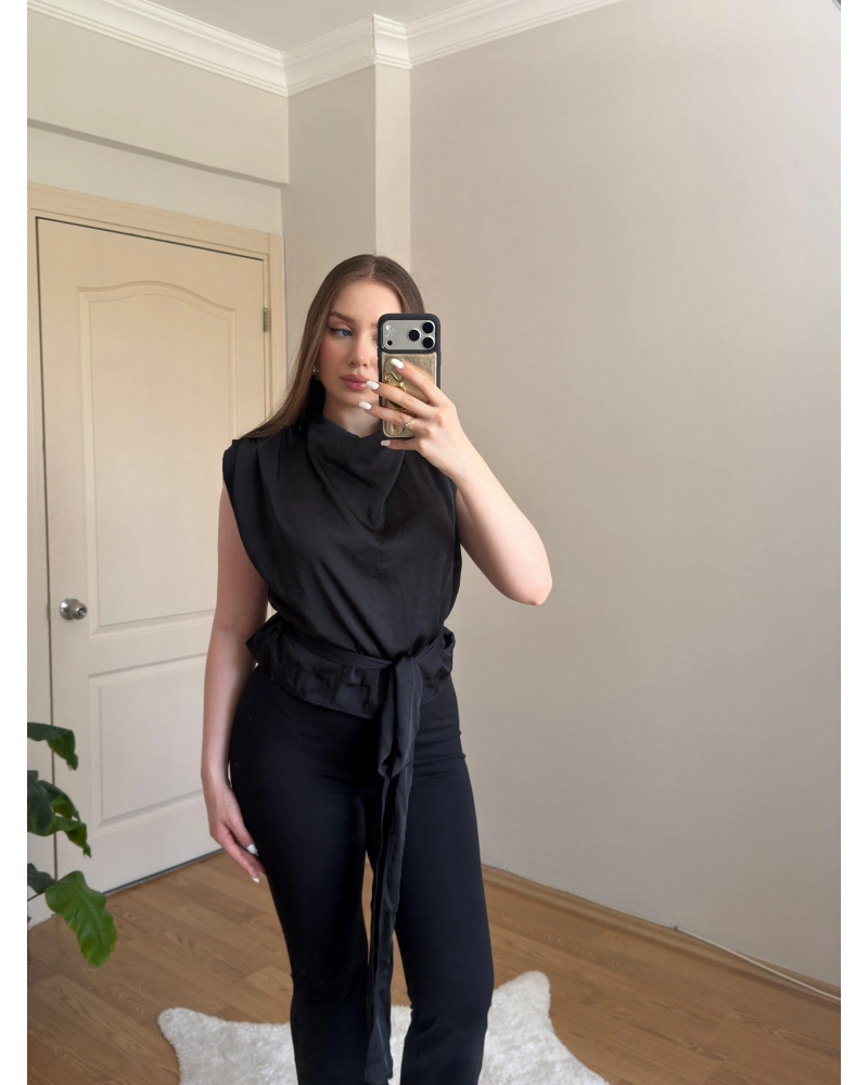 Kuşak Detaylı Vatkalı Kolsuz Siyah Saten Bluz