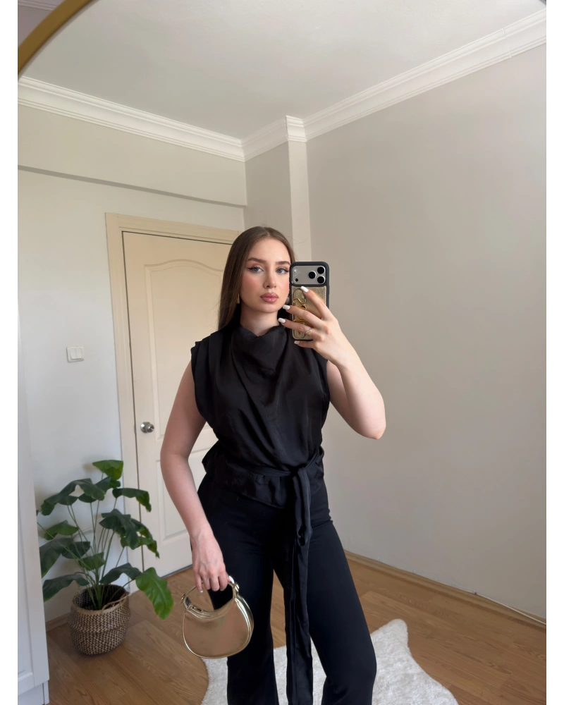 Kuşak Detaylı Vatkalı Kolsuz Siyah Saten Bluz