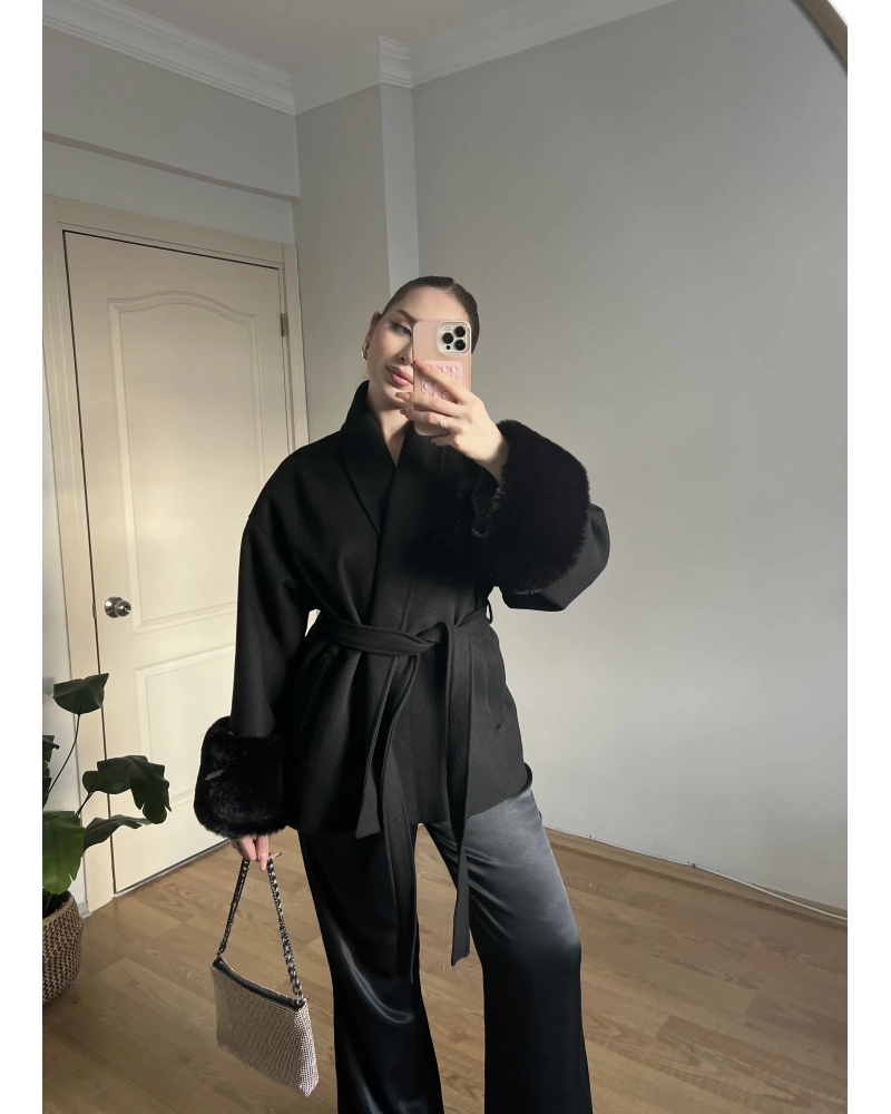 Kuşaklı Kolları Kürklü Siyah Kaşe Kaban