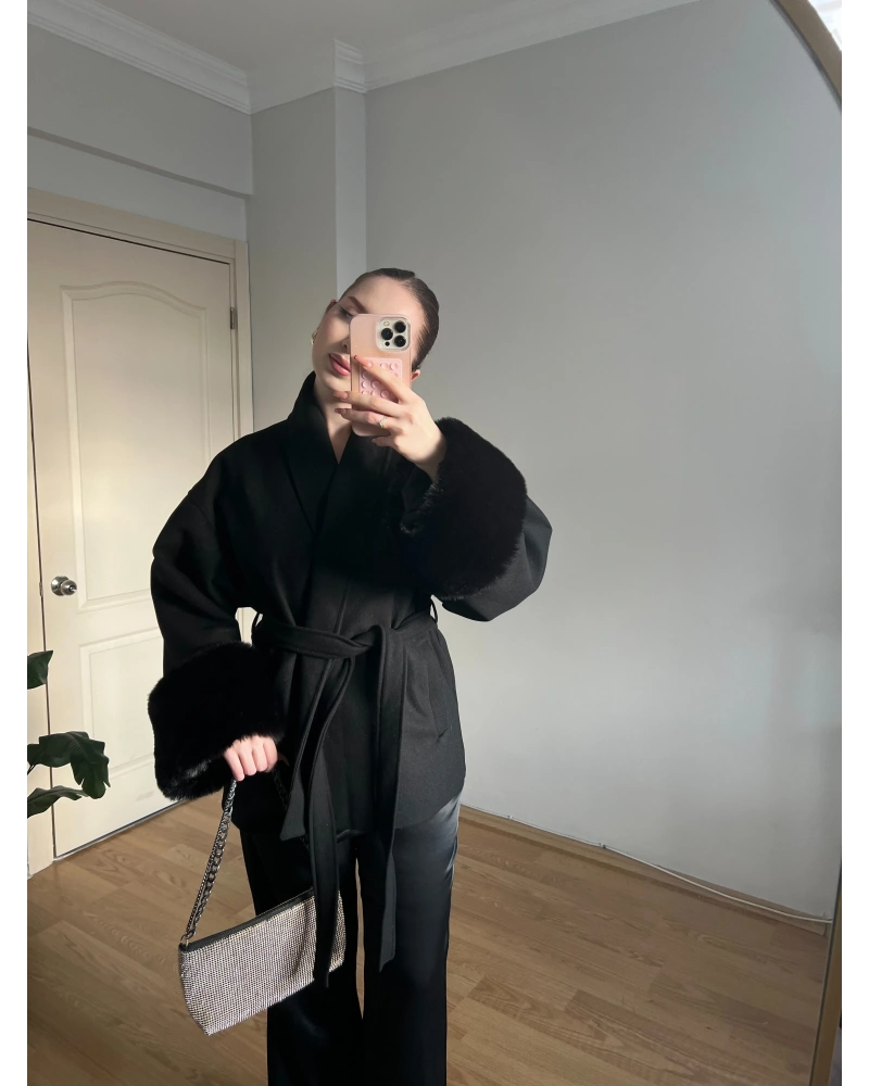 Kuşaklı Kolları Kürklü Siyah Kaşe Kaban