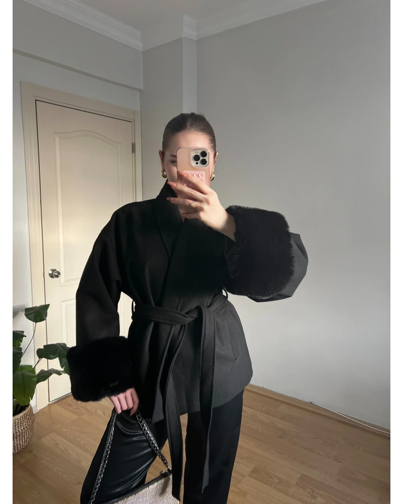 Kuşaklı Kolları Kürklü Siyah Kaşe Kaban