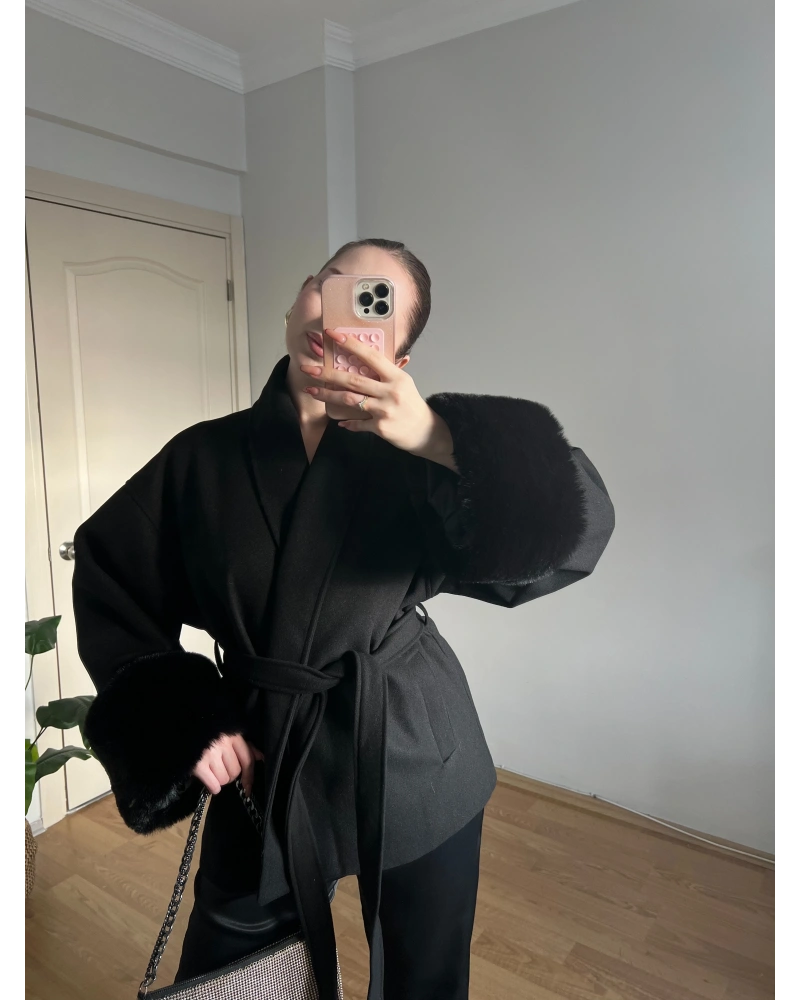 Kuşaklı Kolları Kürklü Siyah Kaşe Kaban