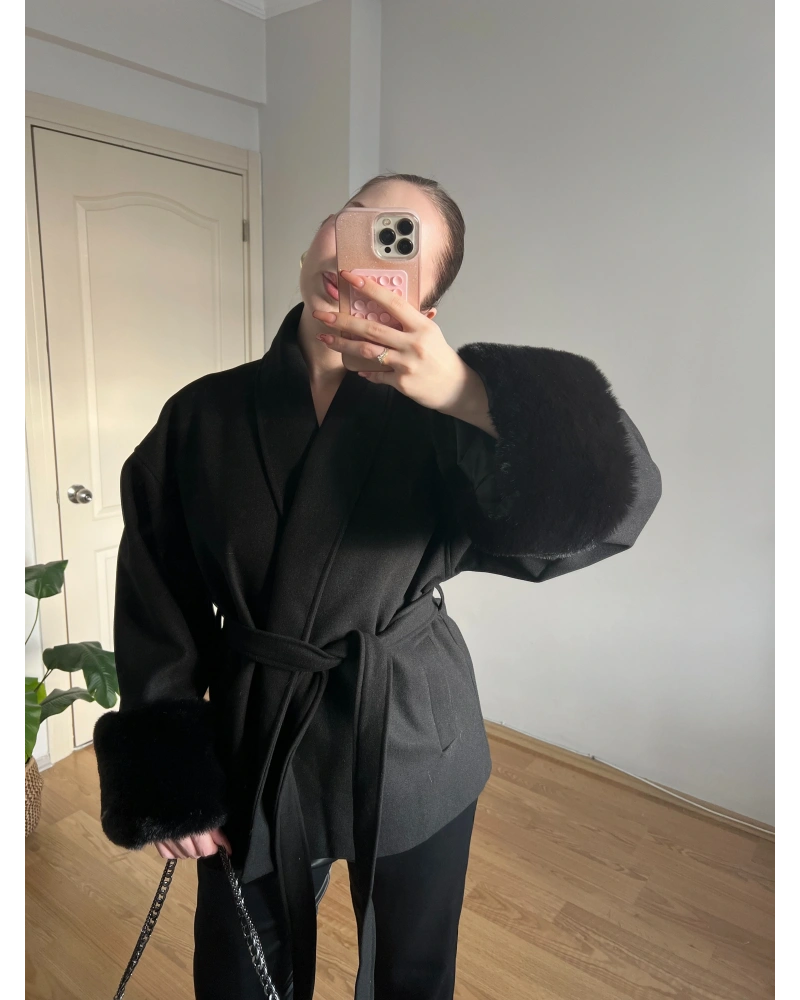 Kuşaklı Kolları Kürklü Siyah Kaşe Kaban