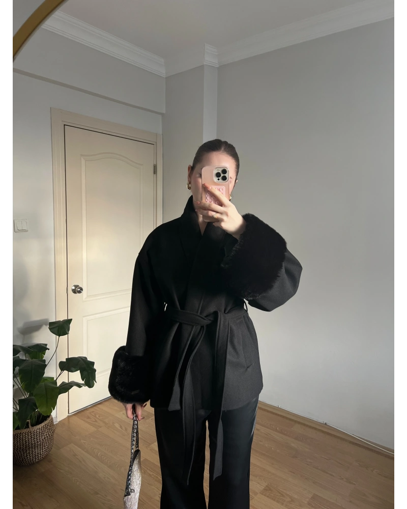 Kuşaklı Kolları Kürklü Siyah Kaşe Kaban