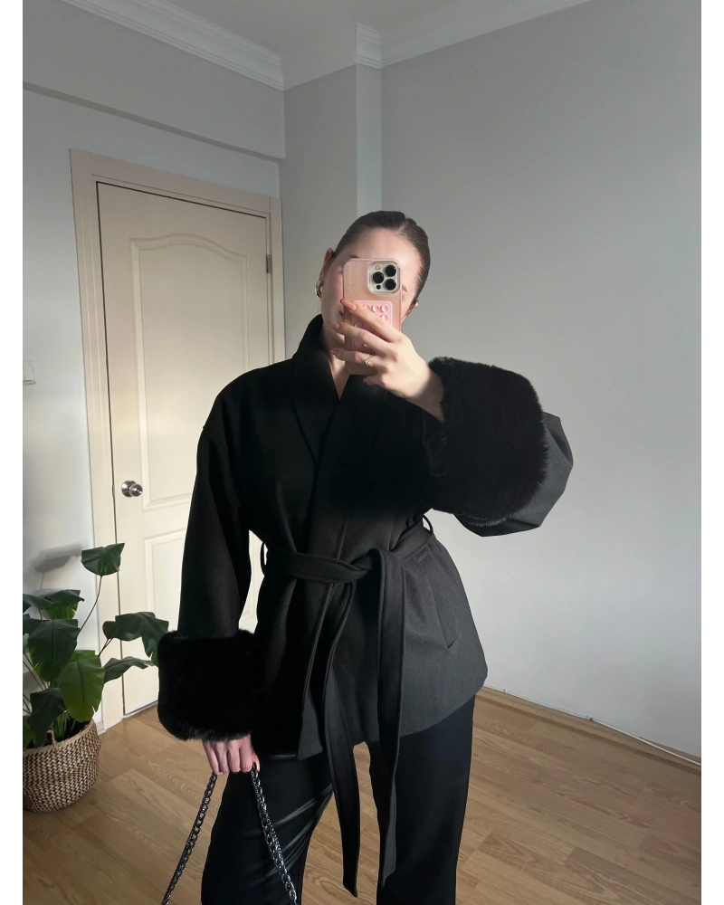 Kuşaklı Kolları Kürklü Siyah Kaşe Kaban