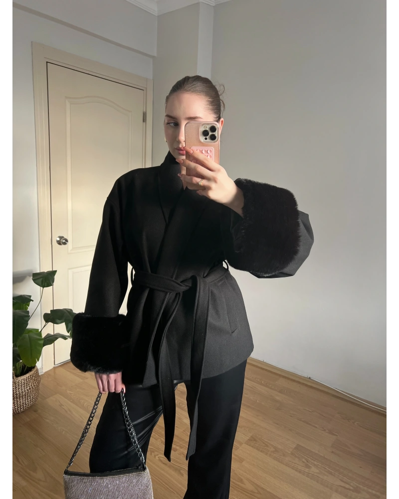 Kuşaklı Kolları Kürklü Siyah Kaşe Kaban