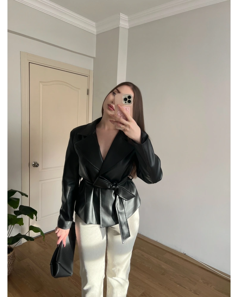 Kuşaklı Siyah Deri Ceket