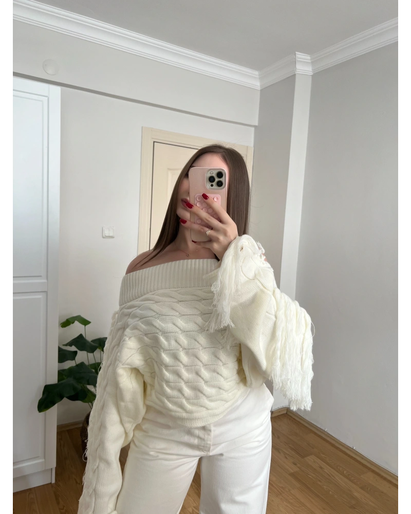 Püskül Detaylı Bardot Yaka Ekru Kazak