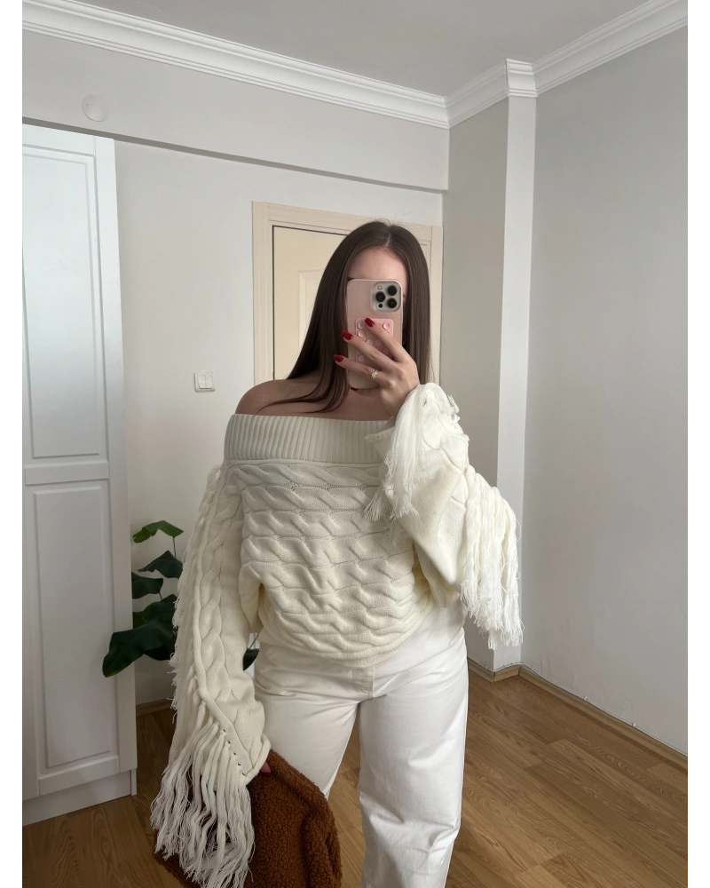 Püskül Detaylı Bardot Yaka Ekru Kazak