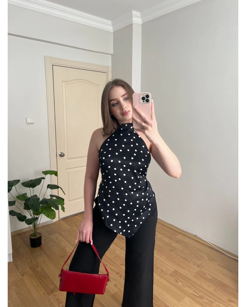 Siyah Arkası Bağlama Detaylı Puantiyeli Bluz