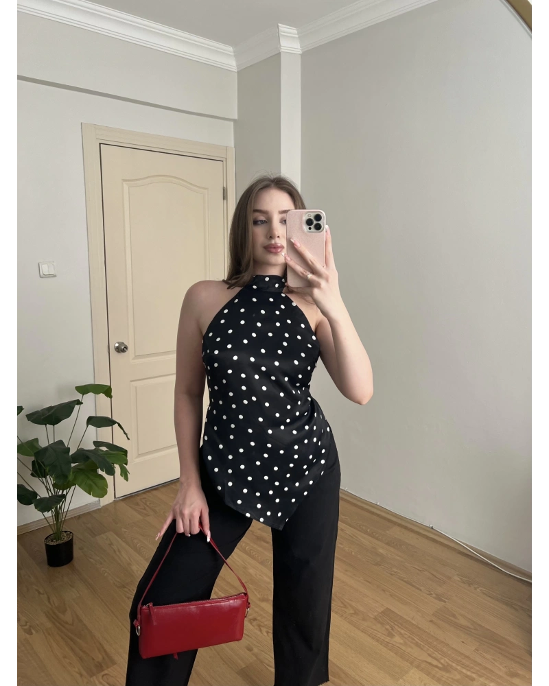 Siyah Arkası Bağlama Detaylı Puantiyeli Bluz