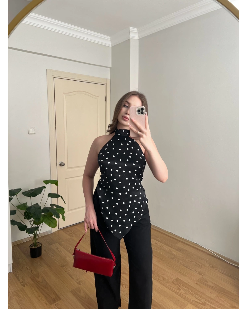 Siyah Arkası Bağlama Detaylı Puantiyeli Bluz