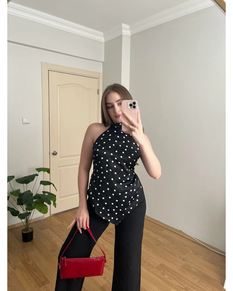 Siyah Arkası Bağlama Detaylı Puantiyeli Bluz