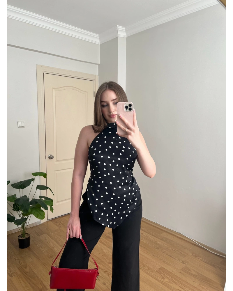 Siyah Arkası Bağlama Detaylı Puantiyeli Bluz