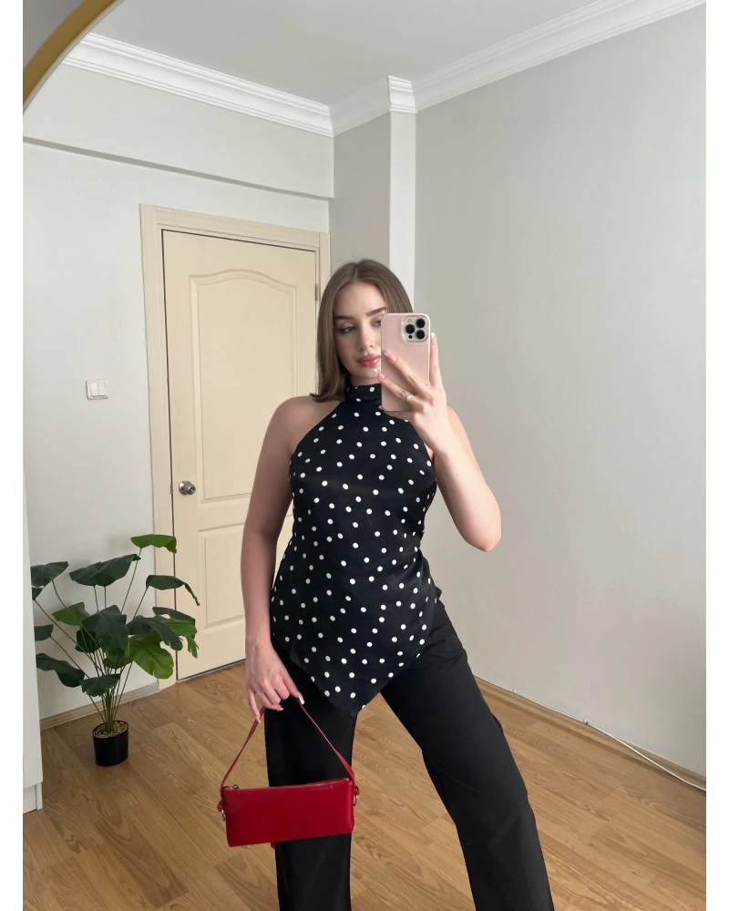 Siyah Arkası Bağlama Detaylı Puantiyeli Bluz